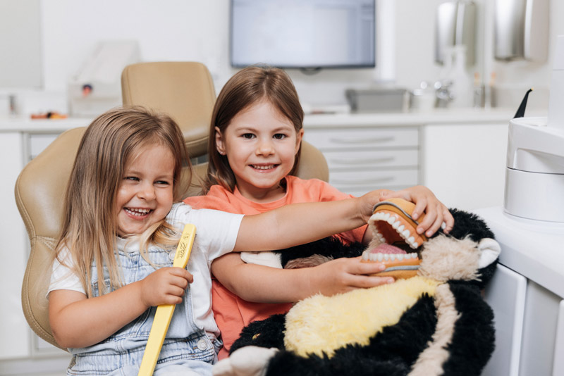 Kinder beim Zahnarzt